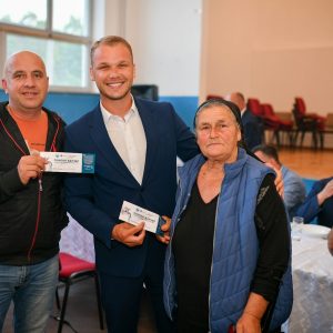 У стабилно водоснабдијевање Бронзаног Мајдана уложено два и по милиона КМ, градоначелник уручио и ваучере за бесплатне водоводне прикључке