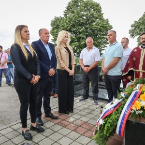 Служен парастос у Мјесној заједници Ада, присуствовали и представници Града