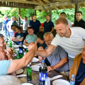 Градоначелник у Голешима: Са мјештанима разговарао о приоритетима Градоначелник у Голешима: Са мјештанима разговарао о приоритетима