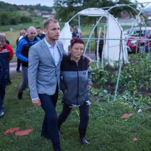 Градоначелник са мјештанима Мишиног Хана након олујног невремена Градоначелник са мјештанима Мишиног Хана након олујног невремена