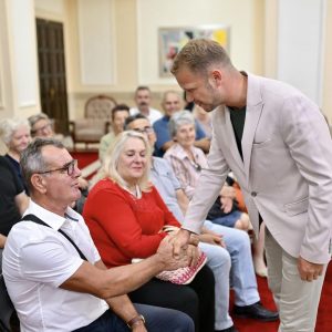 Градоначелник уручио нове картице за бесплатан превоз и рјешења о бесплатној легализацији