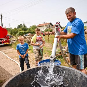 Брза реакција, вриједним домаћинима допремљена вода: Градоначелник обишао вишечлану породицу Ракуљ из Драгочаја