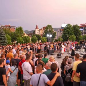 Бројни суграђани подржали Видовдански хуманитарни базар и концерт, придружио се и градоначелник Бројни суграђани подржали Видовдански хуманитарни базар и концерт, придружио се и градоначелник
