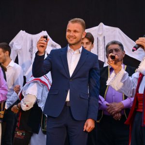 Слава кроз традицију: Градоначелник са бројним суграђанима прославио Спасовдан Слава кроз традицију: Градоначелник са бројним суграђанима прославио Спасовдан