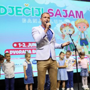 Додатна подршка родитељима: Градоначелник најавио картице пријатељства за повољнију куповину опреме за бебе