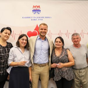 Хуманост на дјелу: Градоначелник уручио нове картице за бесплатан паркинг за више од 130 добровољних давалаца крви Хуманост на дјелу: Градоначелник уручио нове картице за бесплатан паркинг за више од 130 добровољних давалаца крви