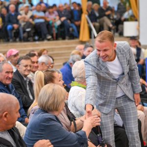 Политике које живот значе: Уручена нова рјешења о легализацији, настављена и подјела картица за бесплатан превоз Политике које живот значе: Уручена нова рјешења о легализацији, настављена и подјела картица за бесплатан превоз