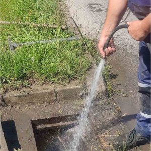 Екипе на терену: У току провјера и чишћење сливних и оборинских шахтова Екипе на терену: У току провјера и чишћење сливних и оборинских шахтова