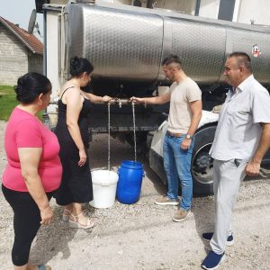 Екипе константно на терену и допремају воду, придружили им се и градоначелникови сарадници