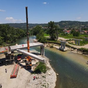 У току монтажа носача, градоначелник: До краја августа мост у Чесми спојиће двије обале Врбаса У току монтажа носача, градоначелник: До краја августа мост у Чесми спојиће двије обале Врбаса