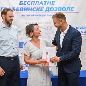 Сигуран кров над главом, али и значајне уштеде: Градоначелник још једној групи наших суграђана уручио рјешења о бесплатној легализацији Сигуран кров над главом, али и значајне уштеде: Градоначелник још једној групи наших суграђана уручио рјешења о бесплатној легализацији