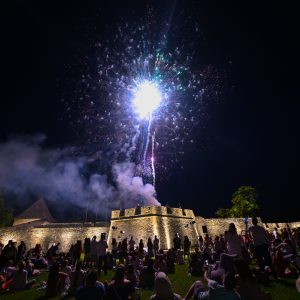 Кастел коначно засијао, градоначелник поручио: Желим да тврђава 18 вијекова мрака замијени са будућих 18 вијекова свјетлости, напретка и просперитета Кастел коначно засијао, градоначелник поручио: Желим да тврђава 18 вијекова мрака замијени са будућих 18 вијекова свјетлости, напретка и просперитета