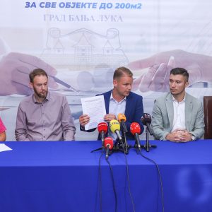 Градоначелник уручио 43 нова рјешења о грађевинским дозволама и поручио како су ове дозволе поглед у будућност Градоначелник уручио 43 нова рјешења о грађевинским дозволама и поручио како су ове дозволе поглед у будућност
