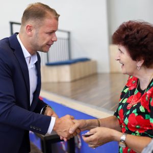 У истом дану: Подијељене нове картице за бесплатан превоз и рјешења о бесплатној легализацији објеката У истом дану: Подијељене нове картице за бесплатан превоз и рјешења о бесплатној легализацији објеката