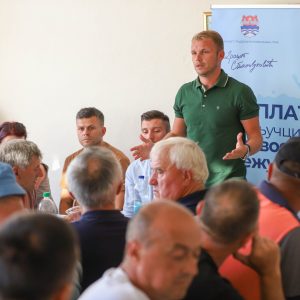 Ријешен вишедеценијски проблем: Више од 50 домаћинстава на платоу Мањаче добило воду, мјештане обишао и градоначелник Ријешен вишедеценијски проблем: Више од 50 домаћинстава на платоу Мањаче добило воду, мјештане обишао и градоначелник