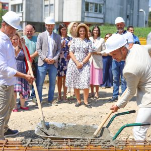 Почела доградња вртића „Наташа“, градоначелник: Имаћемо укупно 800 нових мјеста за наше малишане у вртићима Почела доградња вртића „Наташа“, градоначелник: Имаћемо укупно 800 нових мјеста за наше малишане у вртићима