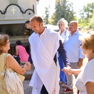 Кум крсне славе: Градоначелник са мјештанима на обиљежавању црквене славе у Обровцу Кум крсне славе: Градоначелник са мјештанима на обиљежавању црквене славе у Обровцу