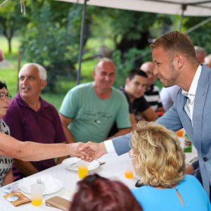 Окончан најважнији пројекат водоснабдијевања: Славићка након више деценија коначно добила воду, ваучере подијелио градоначелник Окончан најважнији пројекат водоснабдијевања: Славићка након више деценија коначно добила воду, ваучере подијелио градоначелник