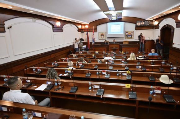 Почела сједница Скупштине: Градоначелник ће предложити више важних одлука међу којима рјешење питања водоснабдијевања за сва насеља од Туњица до Пискавице Почела сједница Скупштине: Градоначелник ће предложити више важних одлука међу којима рјешење питања водоснабдијевања за сва насеља од Туњица до Пискавице