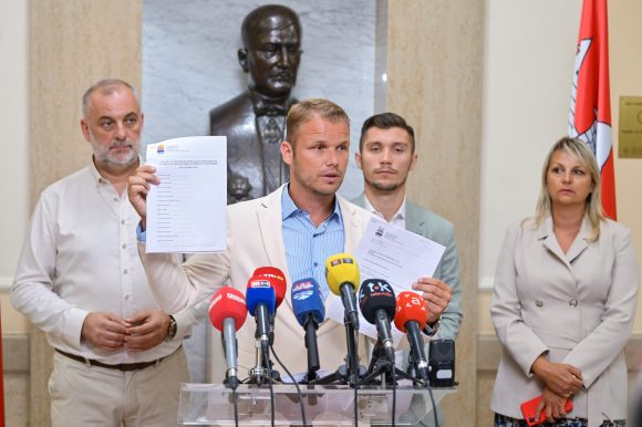 Градоначелник позвао руководство Скупштине да закаже сједницу: На чекању бесплатни плацеви за младе брачне парове и рјешење водоснабдијевања са система „Туњице 1 и 2“ Градоначелник позвао руководство Скупштине да закаже сједницу: На чекању бесплатни плацеви за младе брачне парове и рјешење водоснабдијевања са система „Туњице 1 и 2“