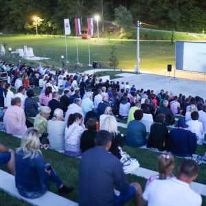 У амфитеатру манастира Гомионица одржана пројекција филма „Свједок“ Дениса Бојића, присуствовао и градоначелник У амфитеатру манастира Гомионица одржана пројекција филма „Свједок“ Дениса Бојића, присуствовао и градоначелник