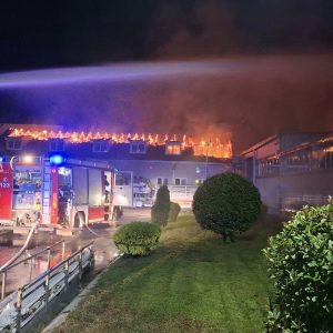 Угашен велики пожар на пословном објекту: Пожар гасило 20 ватрогасаца са десет возила