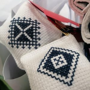 Вечерас: Полазници Мале школе змијањског веза у организацији ХО „Дуга“ представљају своје радове