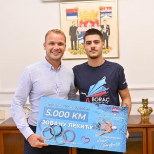 Градоначелник угостио пливача Јована Лекића Градоначелник угостио пливача Јована Лекића