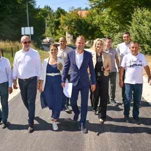 Мјештани добили нови асфалт: Градоначелник са сарадницима обишао Рајковац
