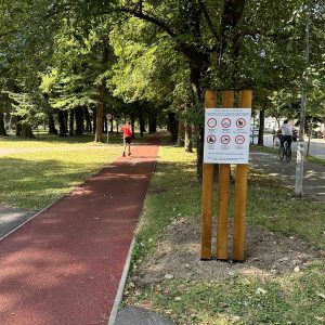 Постављене табле: Због непрописног кориштења оштећена тартан стаза у Парку „Младен Стојановић“ Постављене табле: Због непрописног кориштења оштећена тартан стаза у Парку „Младен Стојановић“