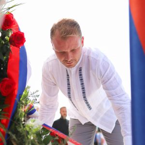 У част јунака отаџбине: Служен помен и положени вијенци на Споменик погинулим борцима у Стричићима У част јунака отаџбине: Служен помен и положени вијенци на Споменик погинулим борцима у Стричићима