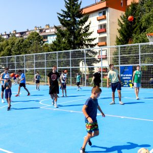 Донација Европске уније: Градоначелник са амбасадором Сатлером обишао реновирано игралиште „Маракана“ Донација Европске уније: Градоначелник са амбасадором Сатлером обишао реновирано игралиште „Маракана“