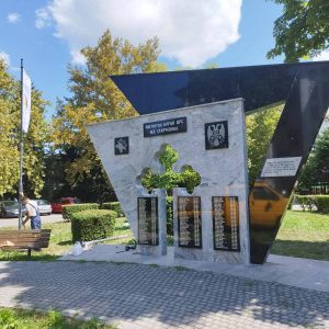 На спомен-обиљежје погинулим борцима Војске Републике Српске на Старчевици постављени јарболи са заставама