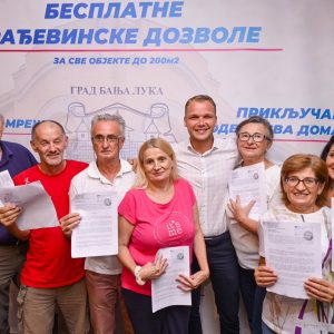 Након скоро 20 година: Градоначелник уручио употребне дозволе за 120 породица борачких зграда у Трапистима Након скоро 20 година: Градоначелник уручио употребне дозволе за 120 породица борачких зграда у Трапистима