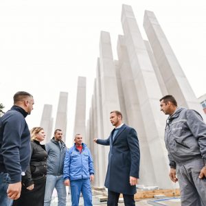 Gradonačelnik: Vlada Republike Srpske nije izdvojila potrebna sredstva, izgledno je da Centralno spomen-obilježje neće biti završeno do 9. januara Gradonačelnik: Vlada Republike Srpske nije izdvojila potrebna sredstva, izgledno je da Centralno spomen-obilježje neće biti završeno do 9. januara