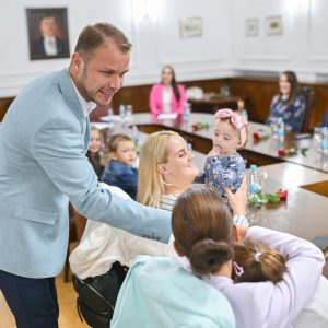 Бања Лука је породица: Градоначелник уручио новчана средства поводом рођења дјетета Бања Лука је породица: Градоначелник уручио новчана средства поводом рођења дјетета