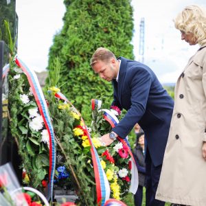 У Пискавици служен помен за 64 борца, присуствовао и градоначелник са сарадницима