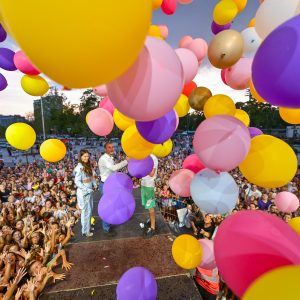 Велики почетак: У сјајној атмосфери уз мноштво поклона, бањалучки школарци прославили повратак у школске клупе Велики почетак: У сјајној атмосфери уз мноштво поклона, бањалучки школарци прославили повратак у школске клупе