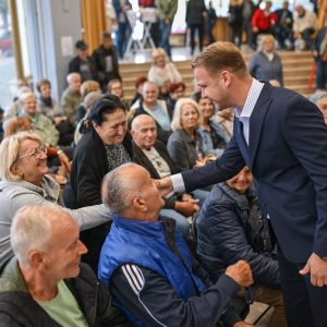 Градоначелник уручио нове картице: Превоз за пензионере остаје бесплатан, ова мјера подршке је трајног карактера