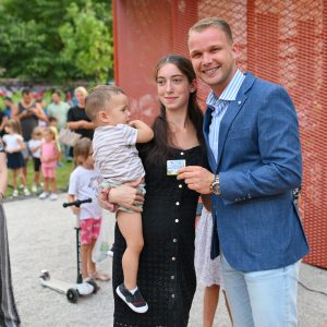 Градоначелник уручио „Картице за здраво дјетињство“ и поручио: Радимо у корист наших породица Градоначелник уручио „Картице за здраво дјетињство“ и поручио: Радимо у корист наших породица