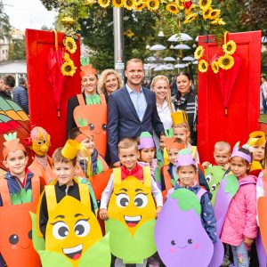 Јесења чаролија се вратила у град: Отворен Јесењи фестивал цвијећа, плодова и меда