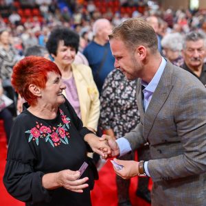 Градоначелник уручио прве „Картице пријатељства“: Велике уштеде за цијелу породицу, у фокусу Града је сваки човјек Градоначелник уручио прве „Картице пријатељства“: Велике уштеде за цијелу породицу, у фокусу Града је сваки човјек