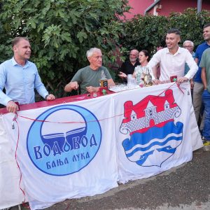 Историјски дан за Шумаре: Добили воду, градоначелник уручио и ваучере за бесплатне водоводне прикључке Историјски дан за Шумаре: Добили воду, градоначелник уручио и ваучере за бесплатне водоводне прикључке