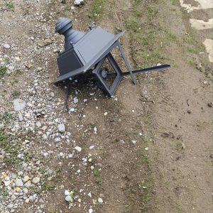 Нови чин вандализма: Нова расвјета уз шеталиште код Кастела полупана камењем Нови чин вандализма: Нова расвјета уз шеталиште код Кастела полупана камењем