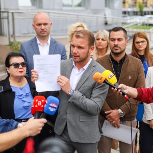 Градоначелник предао кривичне пријаве против одговорних у случају „Градско гробље“ Градоначелник предао кривичне пријаве против одговорних у случају „Градско гробље“