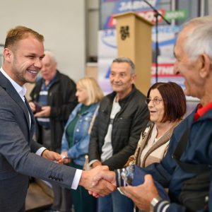 Мјера која ће директно олакшати свакодневни живот пензионера: Уручене нове картице за трајно бесплатан јавни превоз Мјера која ће директно олакшати свакодневни живот пензионера: Уручене нове картице за трајно бесплатан јавни превоз