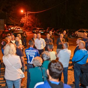 Урађена јавна расвјета у насељу Мађир, мјештане обишао градоначелник Урађена јавна расвјета у насељу Мађир, мјештане обишао градоначелник