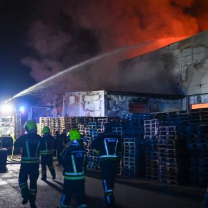 Локализован велики пожар у Дервишима: Пожар гасила 22 ватрогасца са девет возила, ватрогасце синоћ на терену обишао и градоначелник Локализован велики пожар у Дервишима: Пожар гасила 22 ватрогасца са девет возила, ватрогасце синоћ на терену обишао и градоначелник