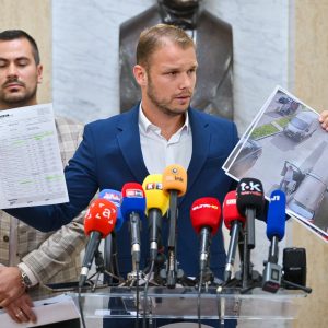 Градоначелник о неправилностима у раду Градског гробља за вријеме претходног директора: Само препродајом гробница оштетили предузеће за пола милиона КМ Градоначелник о неправилностима у раду Градског гробља за вријеме претходног директора: Само препродајом гробница оштетили предузеће за пола милиона КМ