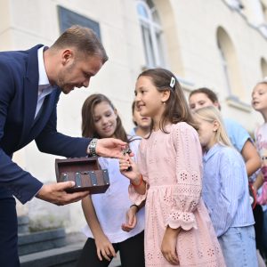 Недјеља дјетета посвећена најмлађим: Градоначелник уручио „кључеве града“ ученицима ОШ „Јован Цвијић“